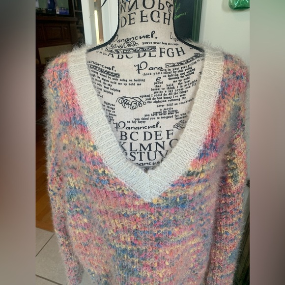 Anna Craig Fuzzy V Neck Sweater - Picture 6 of 7